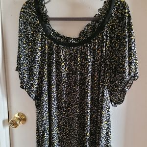 Gitano shoulder shirt with ruffled neckline and yellow flowers